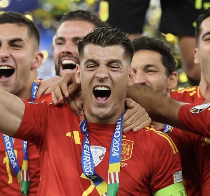 Álvaro Morata heureux d’avoir remporté l’Euro 2024 avec l’Espagne célèbre avec ses coéquipiers