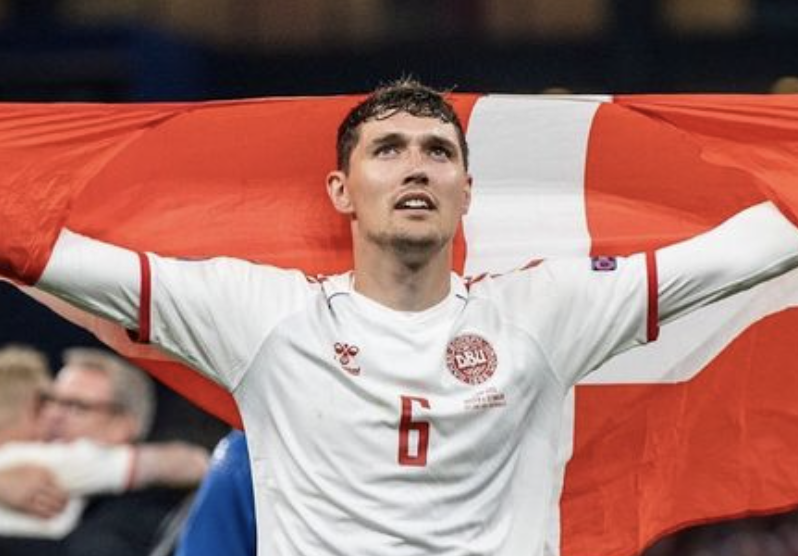 Andreas Christensen avec le drapeau danois sur les épaules après sa victoire avec l’équipe nationale de football