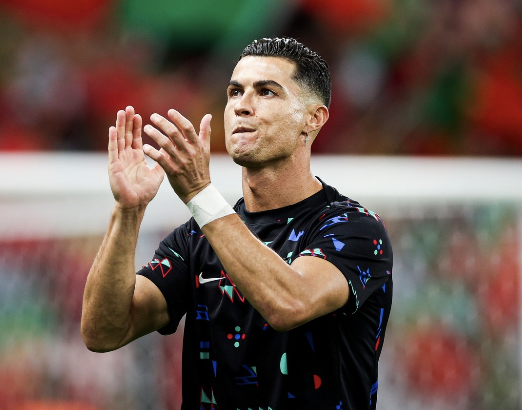 Cristiano Ronaldo applaudit les supporters du Portugal après l’élimination lors de l’Euro 2024 face à la France