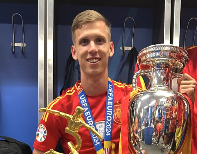 Dani Olmo dans les vestiaires avec l’Euro 2024 remportée avec l’Espagne en Allemagne