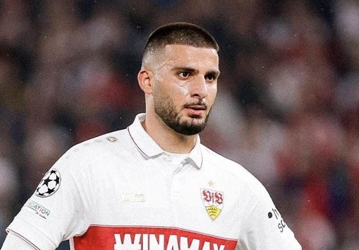 Deniz Undav attend le lancement du match sur le terrain avec Stuttgart en Ligue des Champions