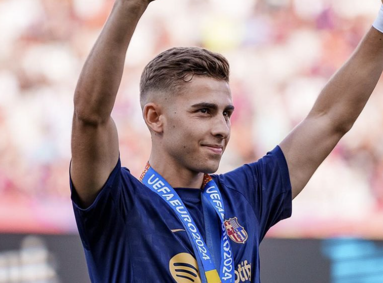 Fermín López joueur du FC Barcelone honoré avec sa médaille d’or remportée aux Jeux Olympiques 2024 avec l’Espagne 