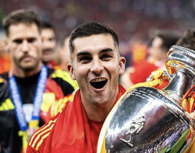 Ferran Torres García avec le trophée de l’Euro 2024 remporté avec l’Espagne face à l’Angleterre