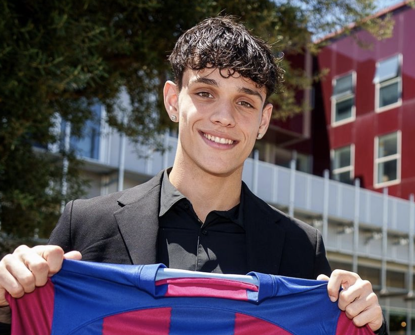 Héctor Fort joueur du FC Barcelone avec son maillot dans les mains