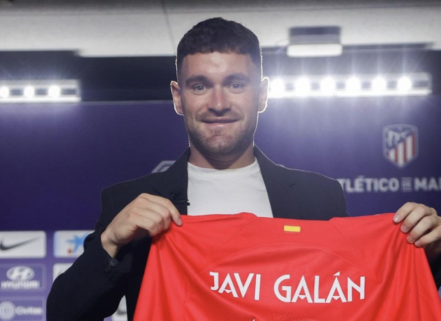 Javi Galán Gil lors de sa signature à l’Atlético Madrid