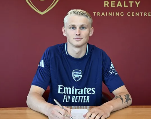 Lucas Martin Nygaard signe son contrat avec Arsenal