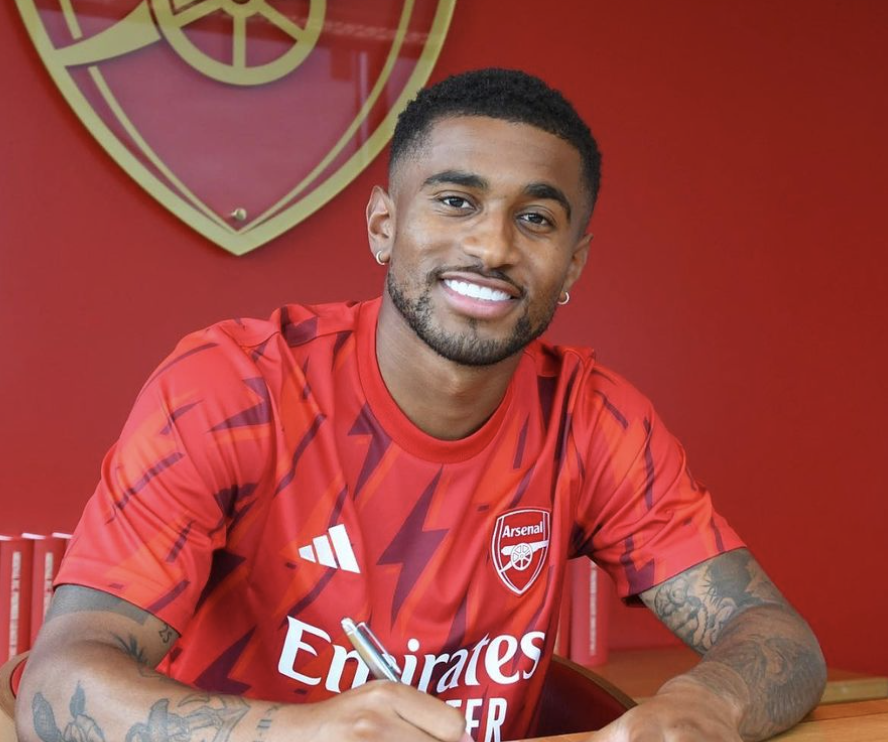 Reiss Nelson footballeur anglais qui signe son contrat avec Arsenal