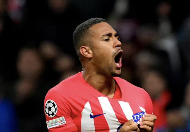 Samuel Lino montre l’écusson de l’Atlético Madrid après un but en Ligue des Champions