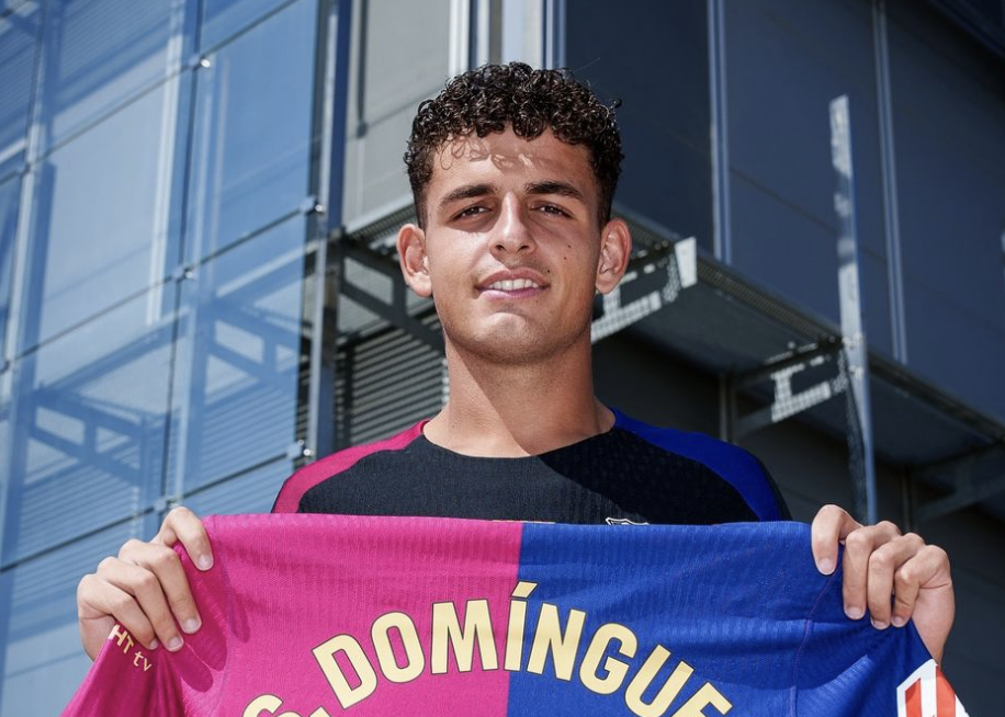 Sergi Domínguez Viloria avec son maillot du FC Barcelone