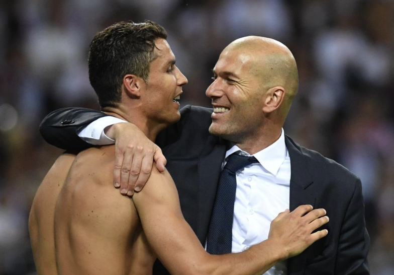 Accolade entre Cristiano Ronaldo et Zinedine Zidane