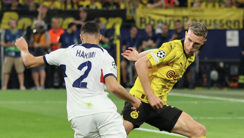 Achraf Hakimi au duel avec Nico Schlotterbeck durant Dortmund PSG en Ligue des Champions