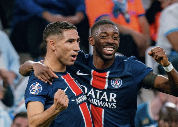 Achraf Hakimi et Ousmane Dembélé les points serrés fêtent le but du Paris Saint-Germain