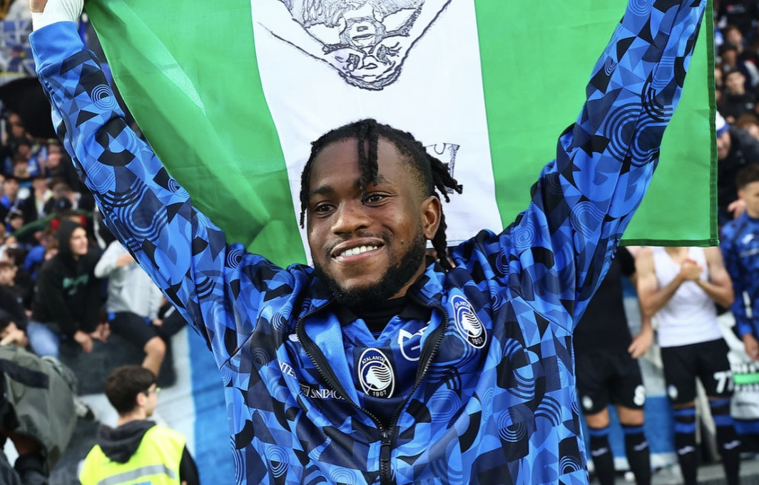 Ademola Lookman porte le drapeau du Nigeria après une victorie avec l’Atalanta Bergame