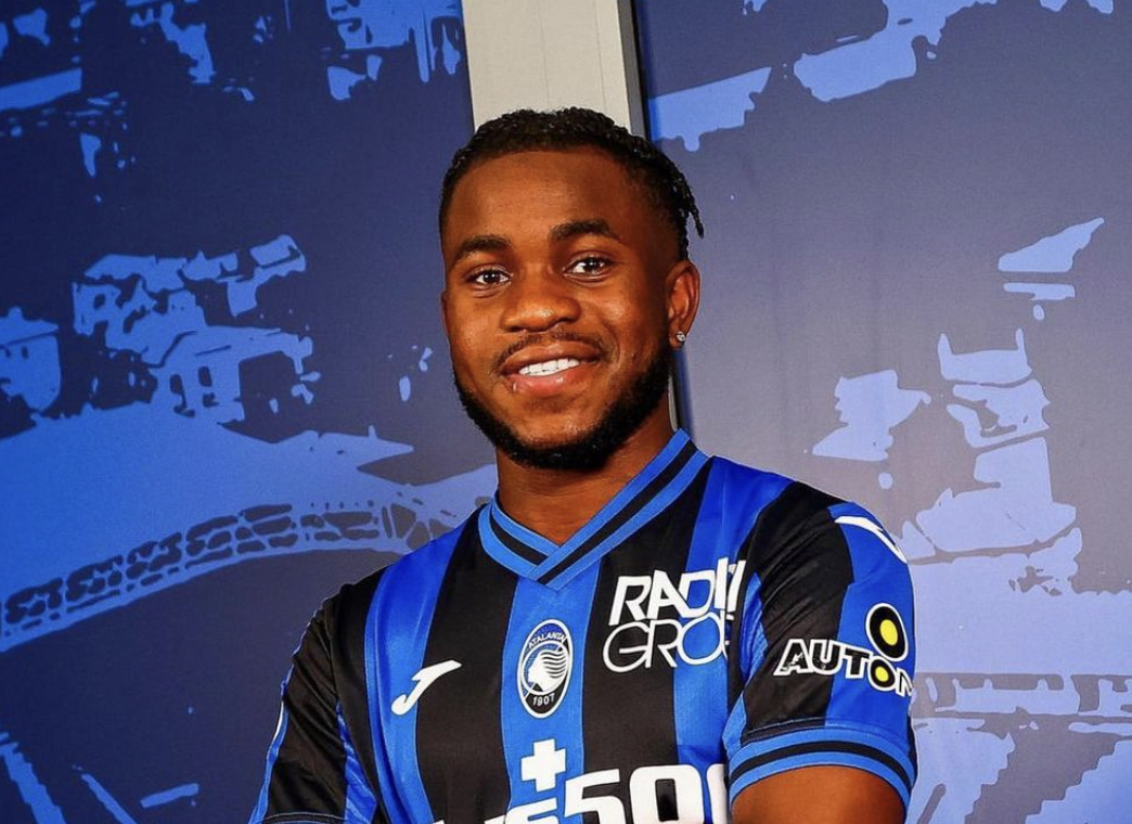 Ademola Lookman pose avec le maillot de l’Atalanta Bergame