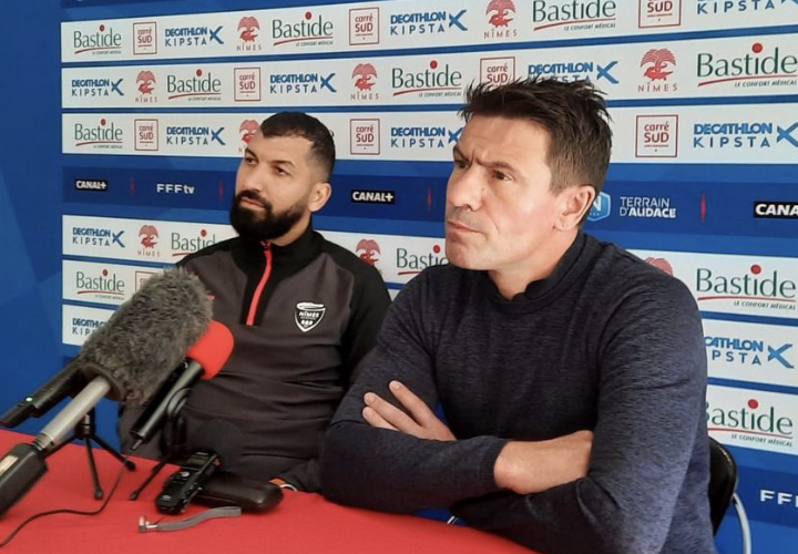 Adil Herrmach entraîneur du Nîmes Olympique et Sebastein Larcier directeur sportif du club en conférence de presse après une nouvelle défaite en National 1