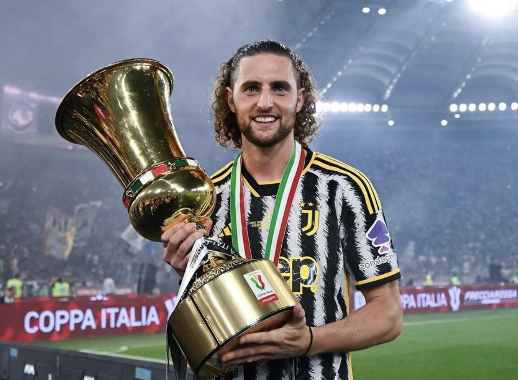 Adrien Rabiot avec le maillot de la Juventus qui tient dans ses mains la Coupe d’Italie 2023/2024