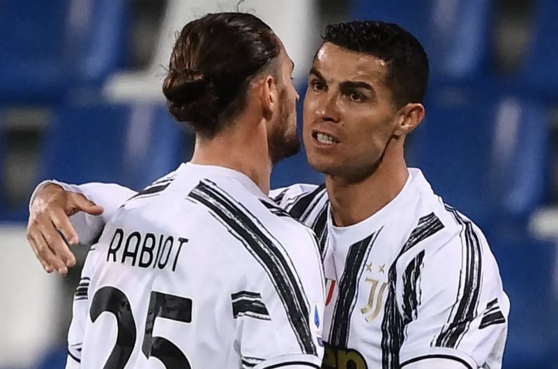 Adrien Rabiot et Cristiano Ronaldo se félicitent après un but avec la Juventus de Turin