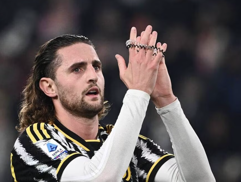 Adrien Rabiot qui remercie les supporters de la Juventus à la fin d’un match de Serie A 19 juillet 2024