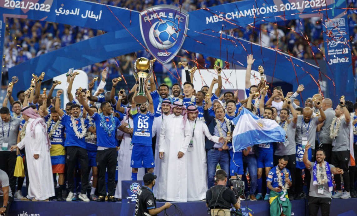Al Hilal qui soulève le titre de champion de Saudi Pro League