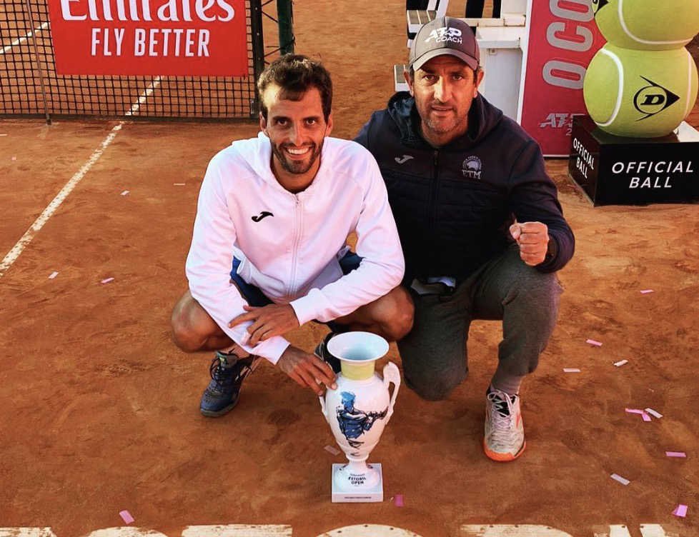 Albert Ramos-Vinolas avec son trophée au tournoi d’Estoril