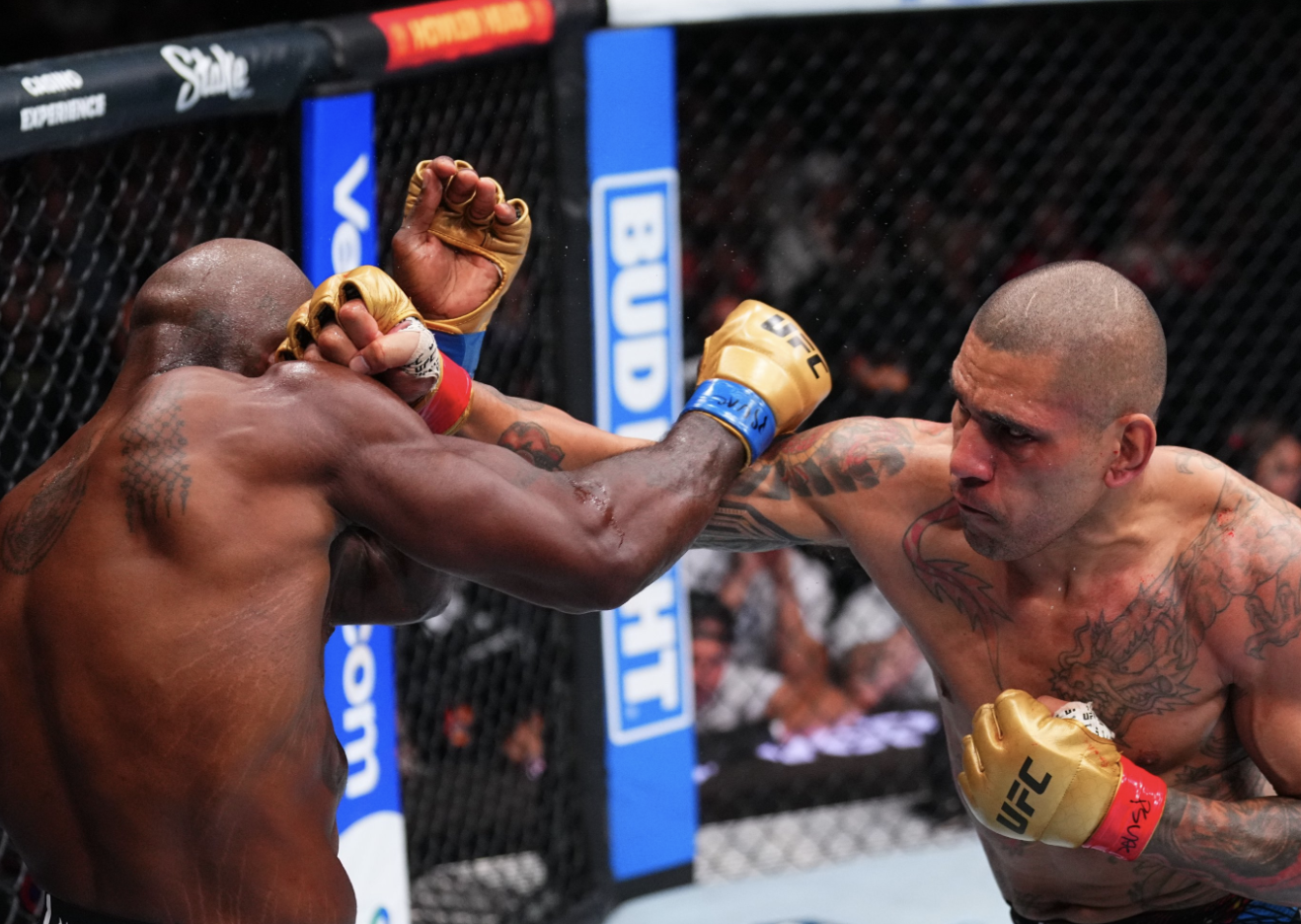  Alex Pereira touche Khalil Rountree Jr avec son jab lors de l’UFC 307