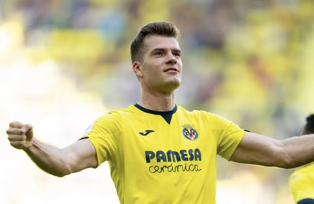 Alexander Sørloth célèbre son but à Villarreal avec les supporters