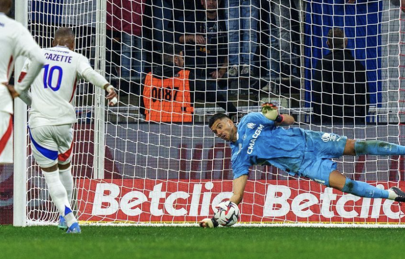 Alexandre Lacazette a vu son tir sur pénalty stoppé par Gerónimo Rulli en Ligue 1