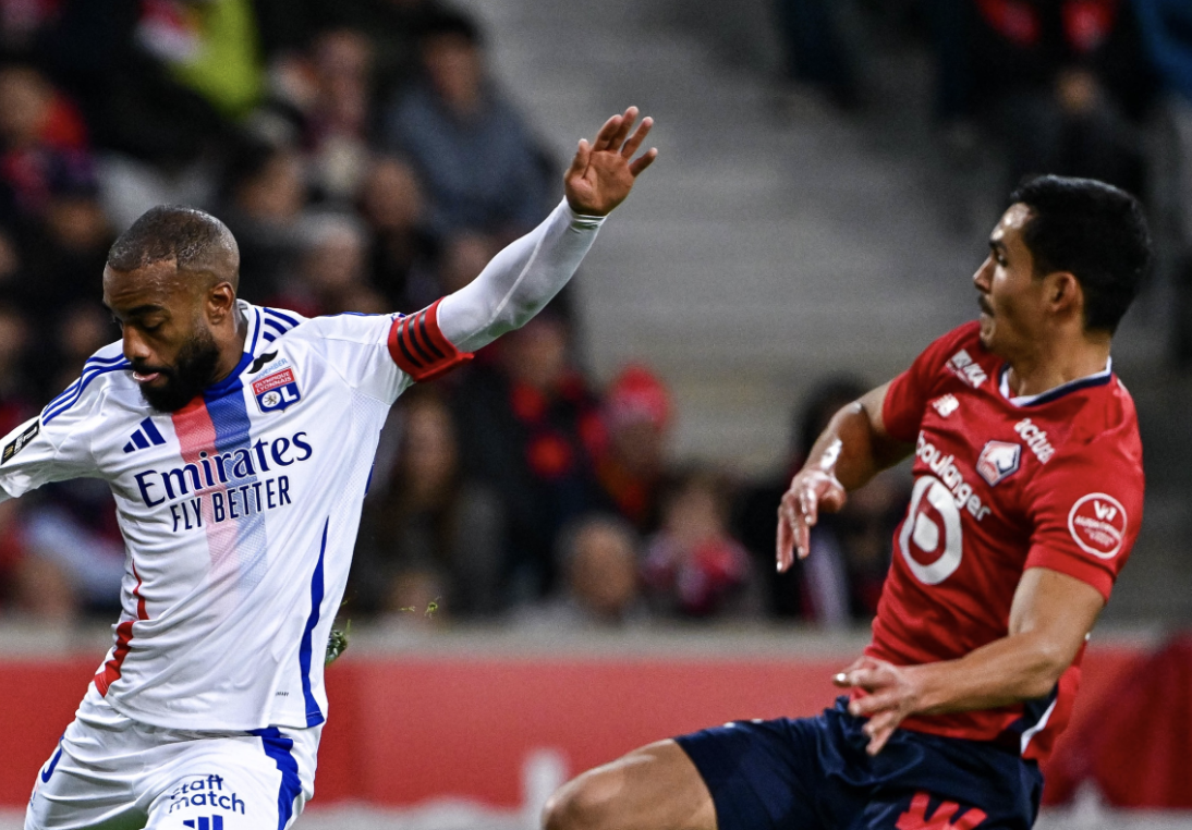 Alexandre Lacazette au duel avec Aissa Mandi pendant Lille Lyon en Ligue 1