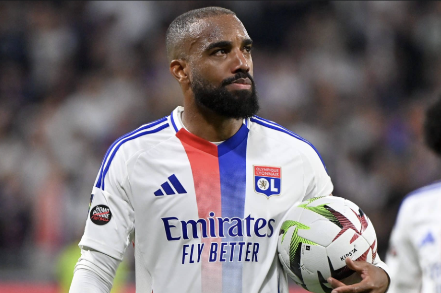 Alexandre Lacazette avec le ballon dans les mains après un match sous le maillot de l’OL