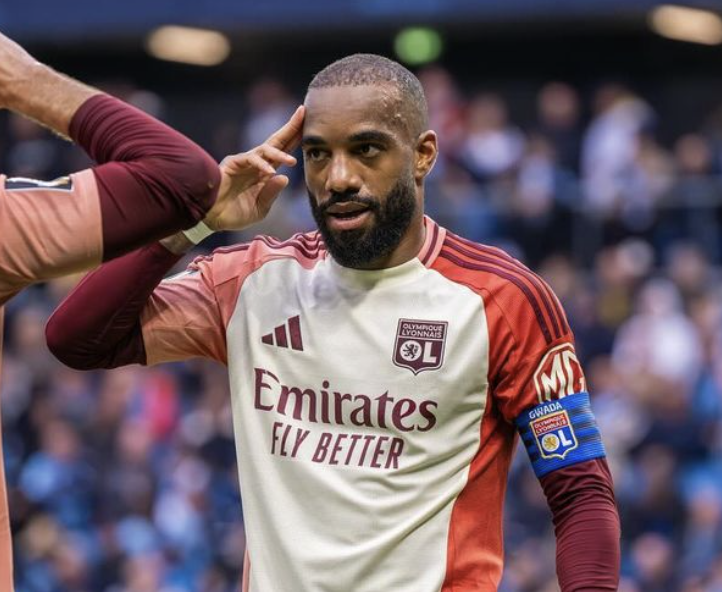 Alexandre Lacazette mais ses doigts sur le front pour faire le signe de l’armée après son but avec l’Olympique Lyonnais