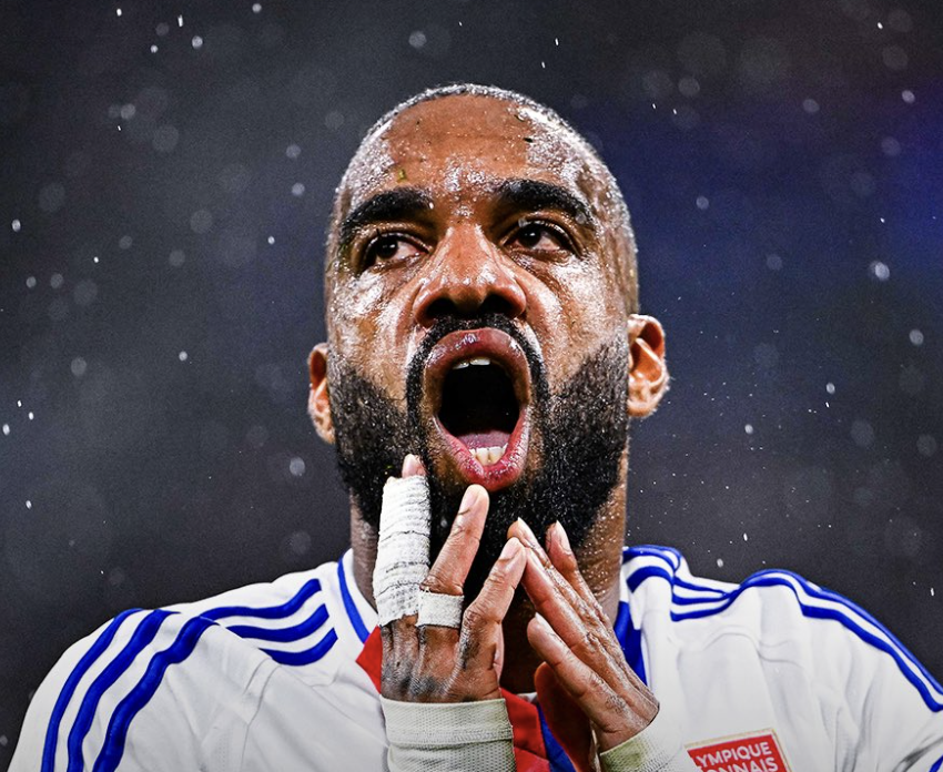 Alexandre Lacazette se tient la tête après une action loupée avec Lyon face au Besiktas