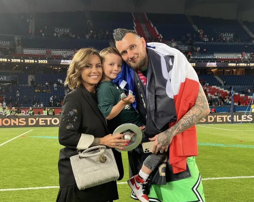 alexandre letellier avec sa femme et son fils et son trophée de Ligue 1 avec le PSG 