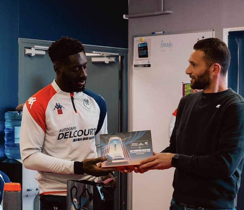 Alexandre Mendy avec un cadeau du SM Caen