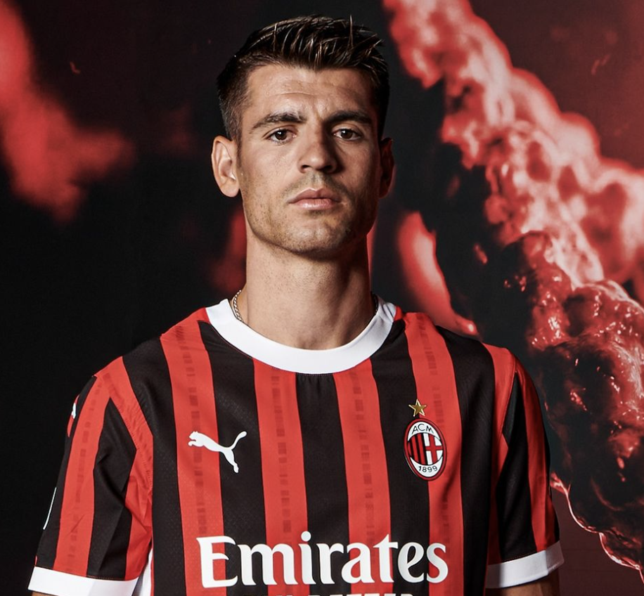 Alvaro Morata avec le nouveau maillot domicile de l’AC Milan pour la saison 2024/2025