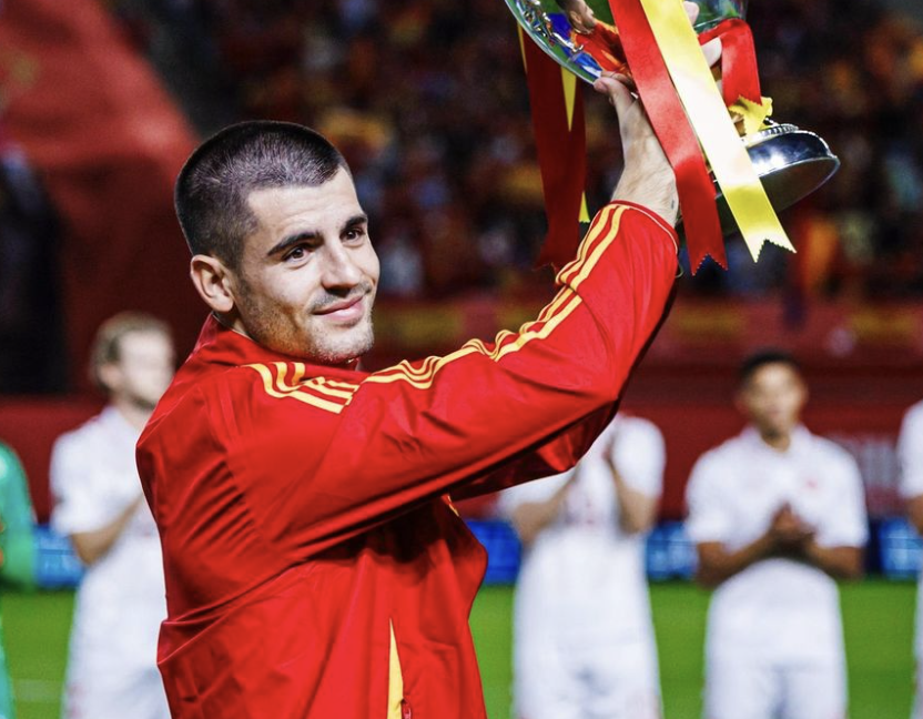 Alvaro Morata présente le trophée de l’Euro 2024 avant un match avec l’Espagne en Ligue des nations