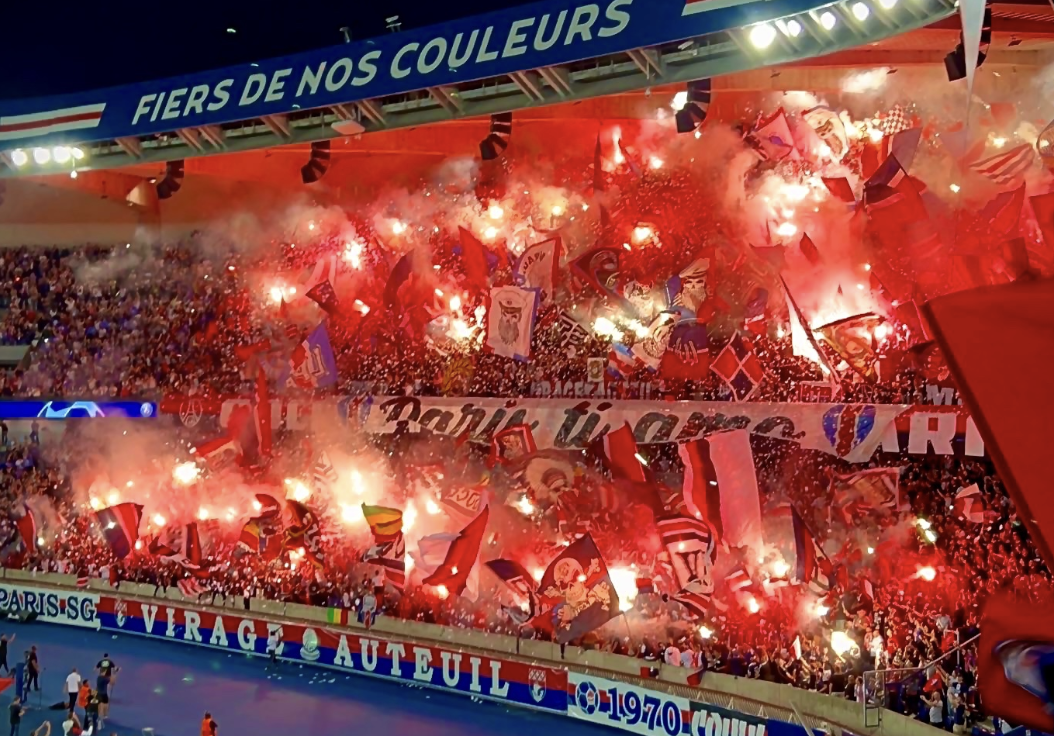 Ambiance du Parc des Princes avec des fumigènes allumées en tribunes