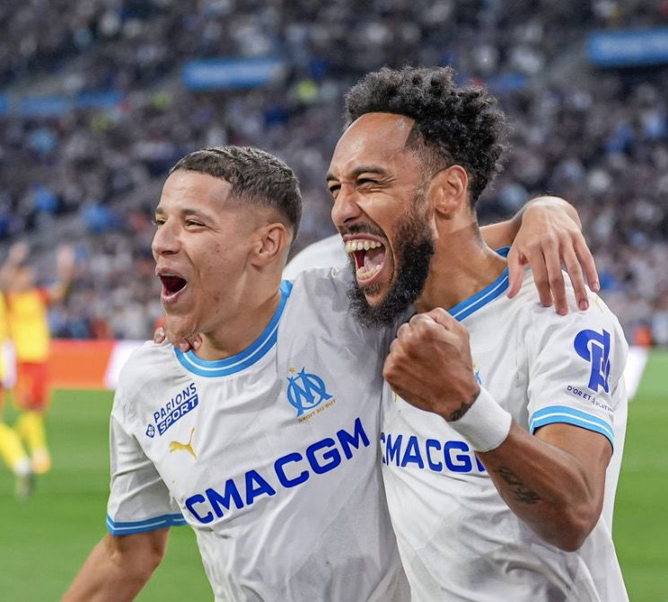 Amine Harit et Pierre-Emerick Aubameyang qui célèbrent le but de l’OM face au RC Lens