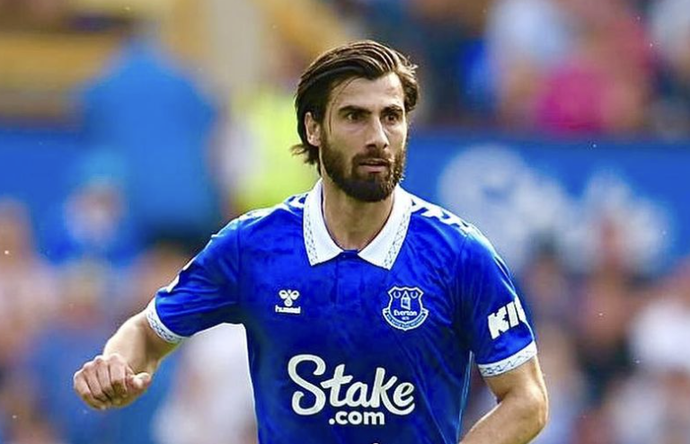 André Gomes avec Everton en Premier League pendant un match