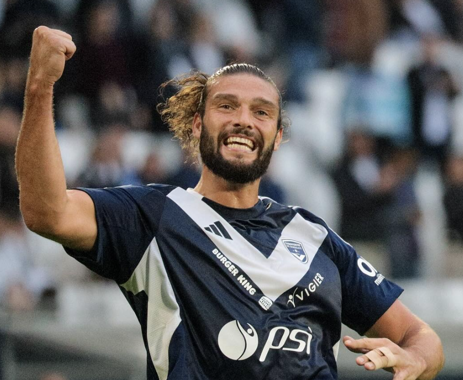 Andy Carroll point serré après son but en National 2 avec les Girondins de Bordeaux