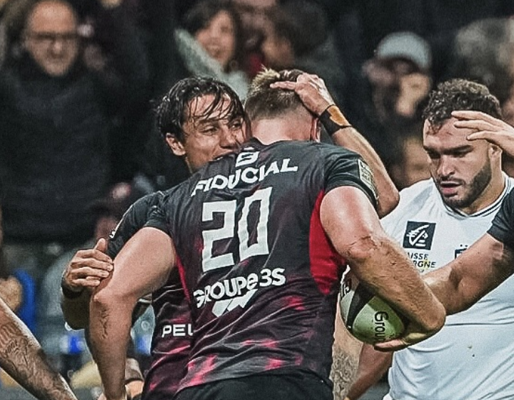 Ange Capuozzo félicite Anthony Jelonch après son essai avec le Stade Toulousain face à Toulon en Top 14 