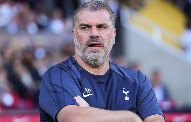 Ange Postecoglou entraîneur de football de Tottenham en Premier League avec les bras croisés