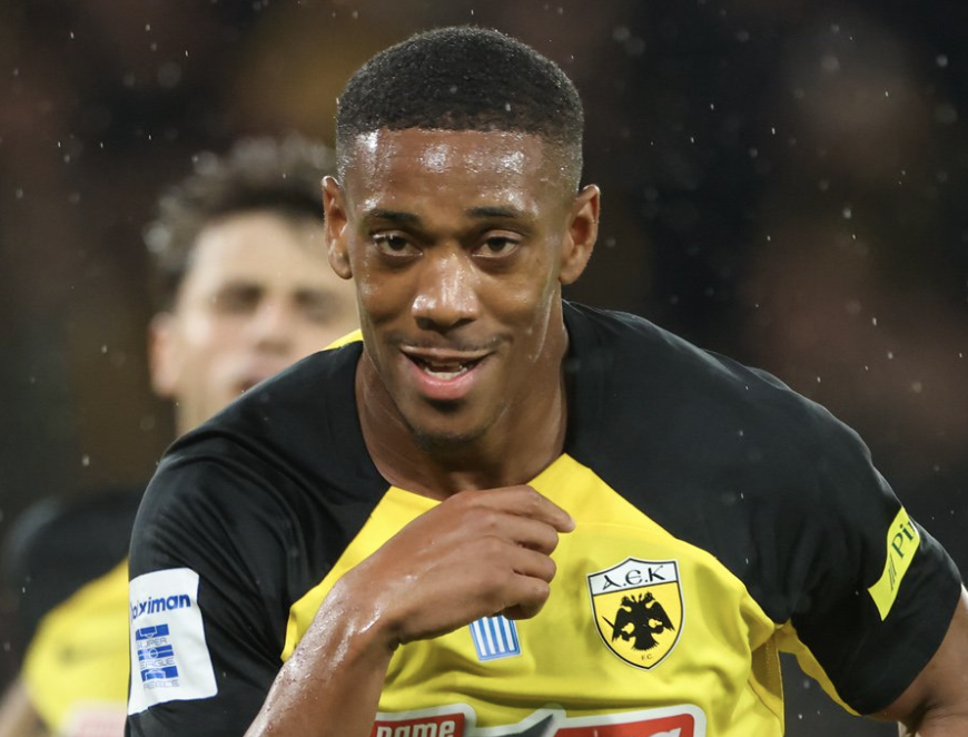 Anthony Martial célèbre un but avec AEK Athènes en Grèce