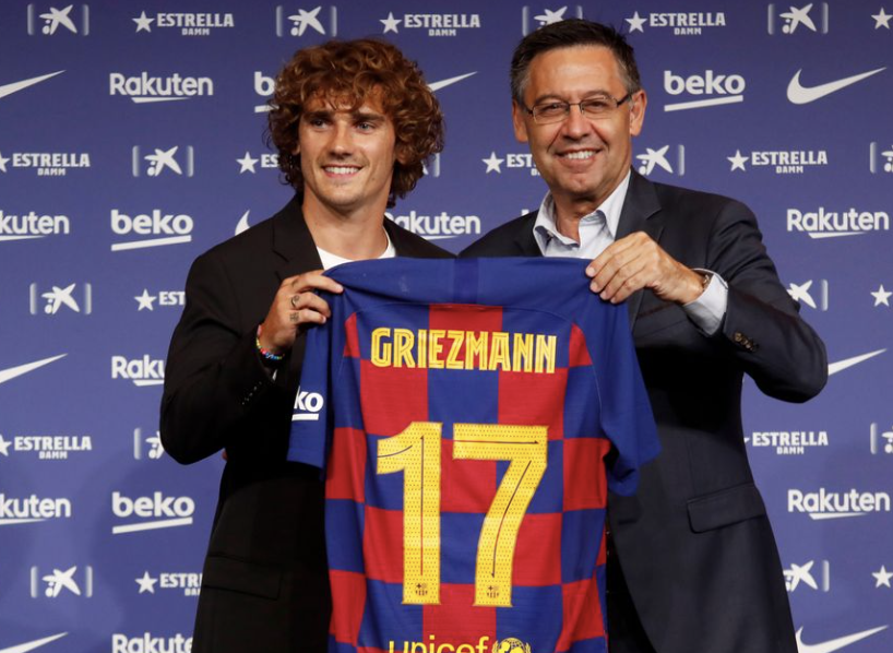 Antoine Griezmann avec le Président qui montre son maillot du FC Barcelone lors de sa signature au club