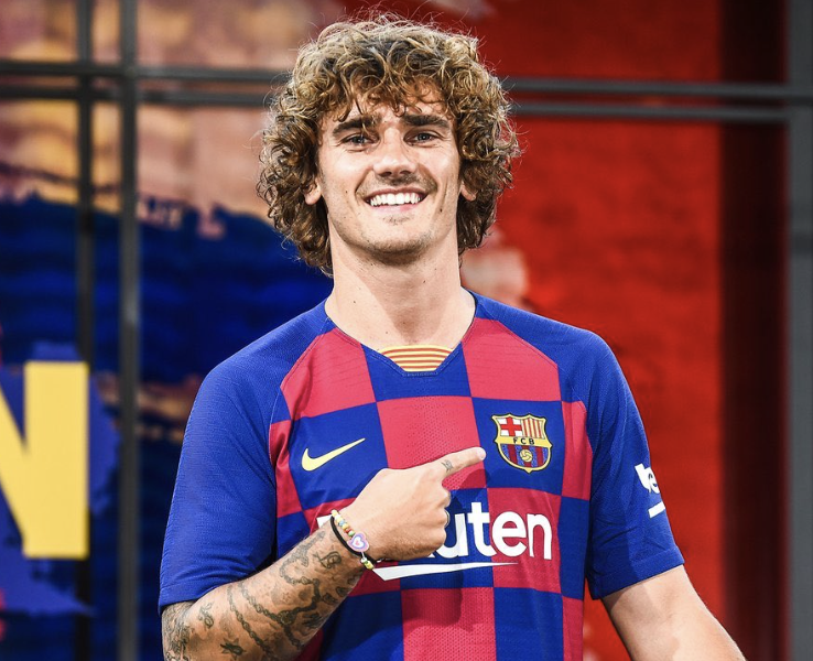 Antoine Griezmann avec son maillot du FC Barcelone lors de sa signature au club