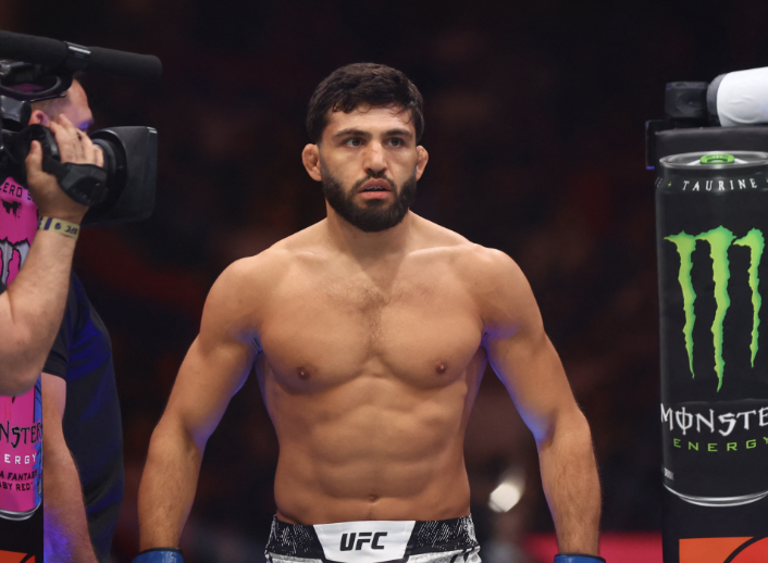 Arman Tsarukyan rentre dans la cage filmé par les caméras avant son combat de MMA à l’UFC