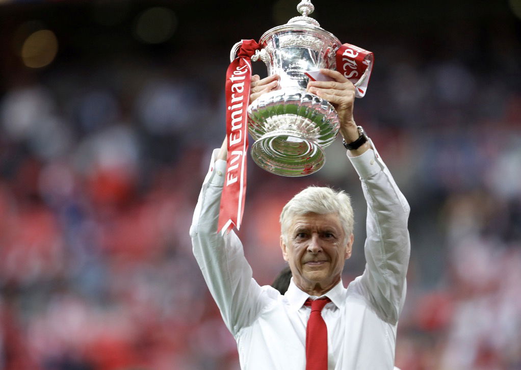 Arsène Wenger avec le trophée de la FA Cup remporté avec Arsenal