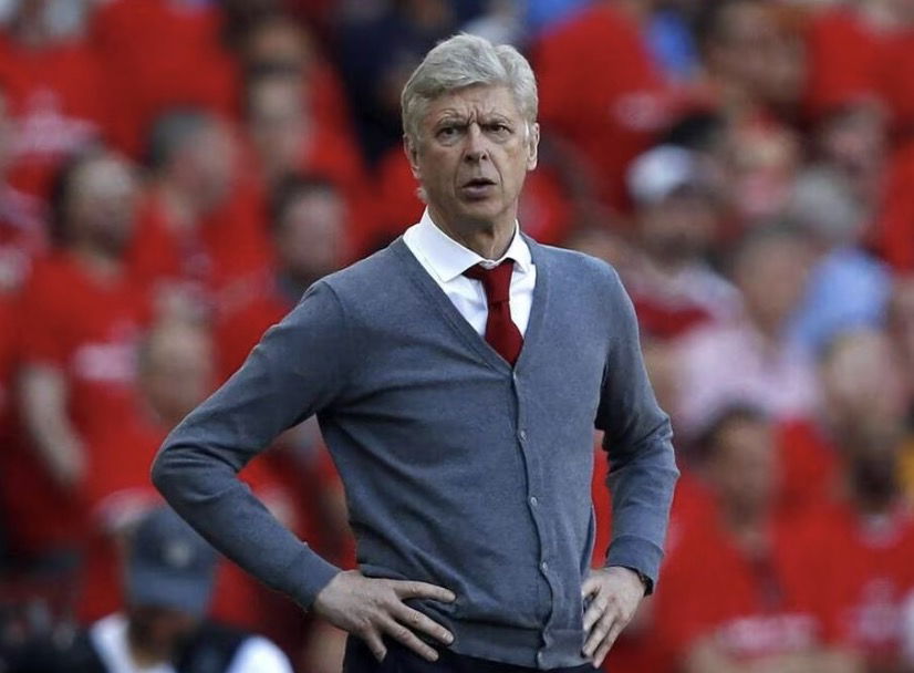 Arsène Wenger les mains sur les hanches sur le banc d’Arsenal