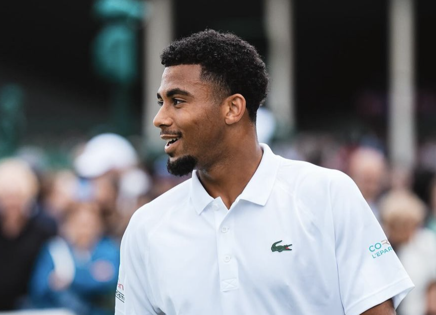 Arthur Fils avec le sourire après sa qualification face à Hubert Hurkacz à Wimbledon