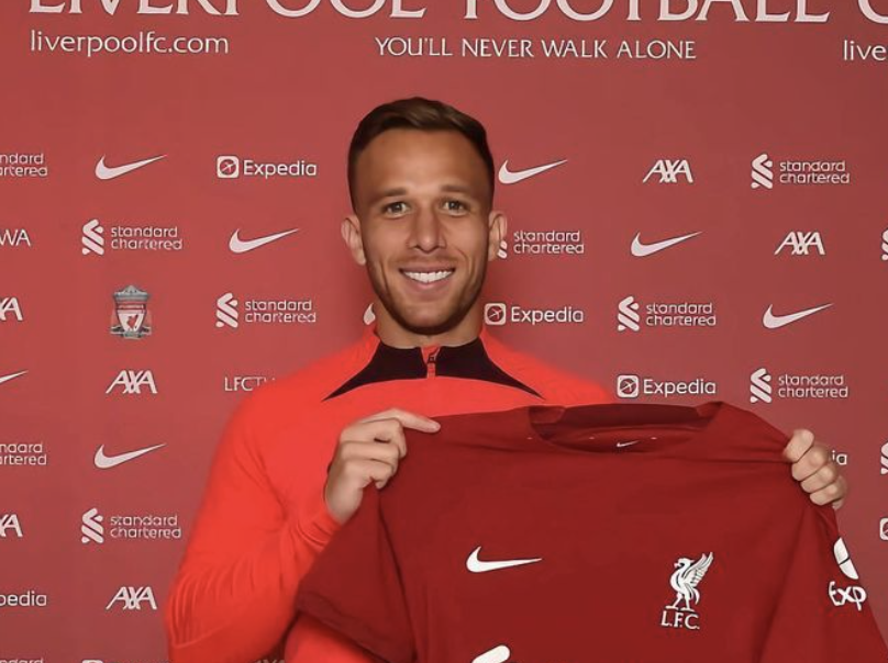 Arthur Melo avec le maillot de Liverpool dans les mains lors de sa signature au club