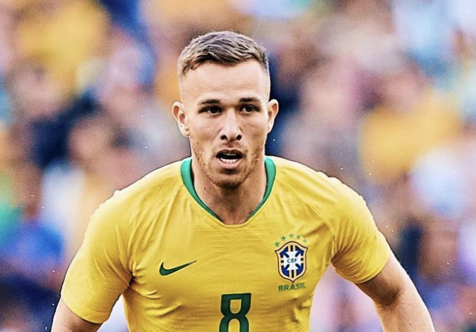 Arthur Melo pendant un match avec la sélection nationale du Brésil